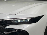 【LEDヘッドライト】悪天候や夜間走行時も良好な視界を確保し安心して運転できる高輝度LEDヘッドライトを装備!点灯速度が早く、消費電力も抑えられています。