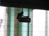 この車にはリアにもドライブレコーダーを装備しております◆映像・音声などを記録する自動車用の装置です。 もしもの事故の際の記録はもちろん、旅行の際の思い出としてドライブの映像を楽しむことができます。