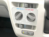 寒い冬も暑い夏も全席に快適な空調を届けてくれる、ダイヤル式エアコンを装備♪