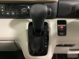 CVT車のセレクトレバーです。低速から高速まで、変速ショックのないスムーズな走りと、エンジン効率のよい領域を維持して燃費にも貢献します。サイドブレーキはスイッチ操作の電子制御パーキングブレーキです。