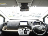 運転を気分よく楽しむための工夫のひとつとして、高い剛性をもたせた極細フロントピラーを採用。 前方の死角を減らし、交差点などでの安心感を高める、良好な視界にこだわりました。