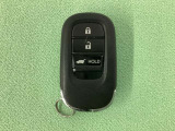 スマートキーを装備しています。鍵を差し込むことなくドアロックの開け閉めと、スタートボタン操作でのエンジンスタートができます。ボタン操作でトランクが開けられる電動テールゲートのボタンもついています。