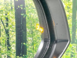 【ブラインドスポットモニター】走行中、ドアミラーの死角になりやすい箇所に後続車が接近するとサイドミラーのレンズに警告を表示!ドライバーに注意喚起をしてくれます。