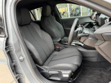 シートはファブリック&テップレザー仕様です。ホールド感のあるフロントシートは長時間の運転でも疲労感を感じさせず、腰への負担も軽減させます。