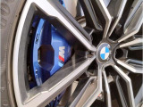 BMWの純正アロイホイールは軽量かつ強度にも優れているホイールで走行性能を引き上げる設計になっております。足元にもBMWは妥協がなくこだわっている個所になります。