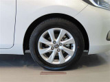 純正のアルミホイール装着車です。タイヤサイズは185/65R15です。