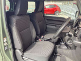 ゆとりの空間を確保。運転席は様々な体型のドライバーを想定しており、ドライビングポジションの調整が可能です。
