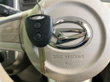【キーレス】少し離れた場所からでもボタン一つでドアの開錠・施錠ができるのでとっても便利!ドアの鍵穴周りに傷をつけることもありません♪