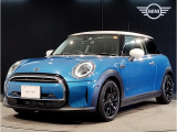 MINIのフロントグリルのデザインはイギリスで生まれた当初から、シルバーのサイドバーが折り重なった伝統的なデザインで御座います。その伝統はBMWのお車になってからでも少しずつ形を変えて守られております