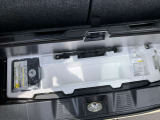 荷室の下には小物の収納スペースがあります。