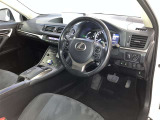 運転席周りのレイアウトをご覧ください。ナビゲーションが綺麗に装着されすっきり収まってますね!