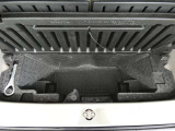 最近はパンク修理キットが標準ですね。タイヤの無い分軽量化と収納スペース確保できますね。
