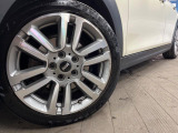 ●純正17インチアルミホイール:輸入車ならではの卓越した走りを支えるホイールと足回りです!日本車の走りに慣れている方にもぜひ体感して頂きたいほど、高いレベルでまとまっています!