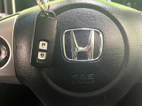 【Hondaスマートキー】カバンやポケットに入れたままでもドアの施錠・解錠が可能なスマートキーを装備。エンジンのオン・オフ時もカギを取り出す必要が無いからとっても便利です♪