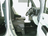 床が低いのでスムーズに乗り降りできますよ。座り心地にこだわった運転席シートで、長時間ドライブの疲れにくさに貢献します。