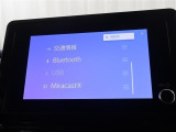 <Bluetooth>スマートフォンなどの機器と車をBluetoothで接続すると、ワイヤレスで音楽を再生できます。