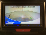 ギヤをR(バック)に入れるとナビの画面に後ろの映像が映るリアカメラ付です。後退時、コンディションが悪い視界でもカラーバックモニターがドライバーをサポートします。