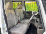 運転席シート廻りは使用感も少なく、良好な状態となっています。前オーナー様が丁寧に使っていたことがよくわかりますね。