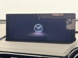 【8.8インチマツダコネクト】車内の雰囲気にマッチした大型のディスプレイ。スマホ接続でのナビ使用やBluetooth再生等、様々な機能が楽しめます。直感的なダイヤル操作が可能で、使い勝手も良好です。