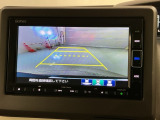 リバースギアに入れるだけで後方の表示へ切り替わります。夜間や雨の日の駐車も楽になりますよ。