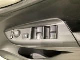 パワーウインドウは運転席でドア4枚とも上下の操作ができるようになっています。子供さんが勝手に操作できないようにロックすることも可能です。