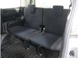 便利な5:5分割可倒式シートです。収納と乗車人数のバランスに優れています♪荷物の大きさに応じたラゲージスペースをフレキシブルに作り出せるので、シーンに応じた使い方ができます♪