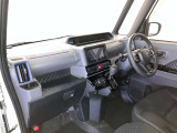 運転席周りのレイアウトをご覧ください。ナビゲーションが綺麗に装着されすっきり収まってますね!