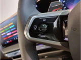 【ドライバーコックピット】人間工学に基づきドライバー中心にすべての操作パネルを設計。ドライバーが直感的に操作できる様にドライバー側にわずかに傾斜。常に運転に最適な姿勢/視線を保つ事が出来ます!