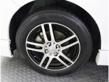 かっこいいホイールですね。 車のイメージを大きく左右するホイール部分はコダワリを持ちたいですね。
