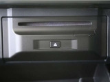 車内でCD DVDのメディアが楽しめます。