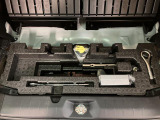 リヤには「いざ」という時のための工具が装備しております。ジャッキ・ナットレンチ・タイヤパンク修理キット・ミニコンプレッサーなどのお助けキットです。