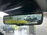クリアサイトインテリアリアビューミラーは車体に装備したカメラによって、後方の映像がミラーに映し出されます。ミラーユニット下部のレバーで簡単にモード切替も可能です。