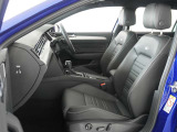 運転席助手席はスポーツシートの為、ホールド感が素晴しく、またシートの状態も大変綺麗な状態です。