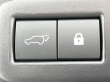 【パワーバックドア】スマートキーや運転席のボタンを押すだけでリアゲートが自動で開閉します!荷物を持っている時や、高い位置にあるバックドアを閉める際に便利な機能です♪