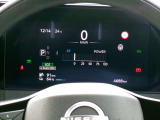 メーター中央に、様々な車両情報を表示してくれる、ディスプレイがついています。