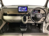 車内は光触媒抗菌消臭施工済です。インパネ周りはスタイリッシュなデザインで機能や装備も充実しています。グローブボックスやカップホルダーのほかにトレーなどたくさんの収納スペースが付いています。