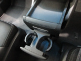 運転席からも助手席からも使いやすい位置に、引き出し式ドリンクホルダーとスマホなどを置けるトレイを配置しています。