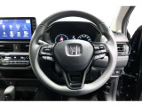 運転中もハンドルでの操作が可能です。特に高速道路等の目が離せない運転時には、便利さだけでなく、安全性も兼ね備えております。