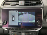 アラウンドビューモニターは4方のカメラで真上から車を見たようにモニターで確認ができる日産の自慢の装備です。前後センサーにより移動物検知、障害物検知をして画面に表示。是非実際の車で体感してみてください。