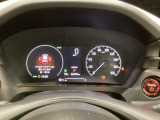 ハイブリット車専用のメーターです。右側の大型スピードメーターに加え、ステアリングスイッチを使って左のマルチインフォメーション・ディスプレイで燃費や動力伝達などの情報が見れるようになっています。