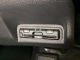 ハンドルの左下にETCがついています。高速道路の料金所の通過も楽々です。 カードの取り出しもしやすい場所についています。