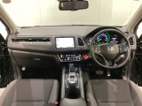 車内は光触媒抗菌消臭施工済です。スタイリッシュなデザインでスポーティなインパネ周りを演出します。グローブボックスやカップホルダーのほかにトレーなどたくさんの収納スペースが付いています。