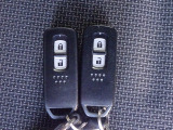 一度使ったら手放せなくなるスマートエントリーキーシステムです。 鞄やポケットの中に入れたままでもドアロック、解除、エンジン始動も出来ます。 重い荷物を持っていてもKEYを出す手間も無くとっても便利です