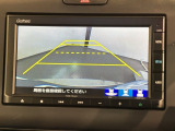 リバースギアに入れるだけで後方の表示へ切り替わります。夜間や雨の日の駐車も楽になりますよ。