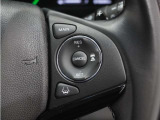 ◆アダプティブクルーズコントロール◆予め設定した車速内でクルマが自動的に加減速。前走車との適切な車間距離を維持しながら追従走行します。【LKAS】車線維持支援システムでステアリング操作を支援。