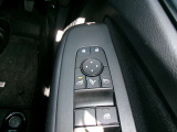 電動格納式ミラーなので、対向車などとのすれ違い時にも便利です。
