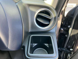 運転席&助手席のエアコン吹き出し口にドリンクホルダーがあります。