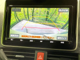 【バックカメラ】駐車時に後方がリアルタイム映像で確認できます。大型商業施設や立体駐車場での駐車時や、夜間のバック時に大活躍!運転スキルに関わらず、今や必須となった装備のひとつです!