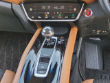 運転席より操作性の良いシフトレバーと、オートエアコンのスイッチ等の画像です。