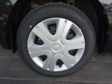 足元は純正サイズ155/65R14 新車装着タイヤのダンロップ エナセーブ 2025年製です。スチールホイールにフルホイールキャップです。